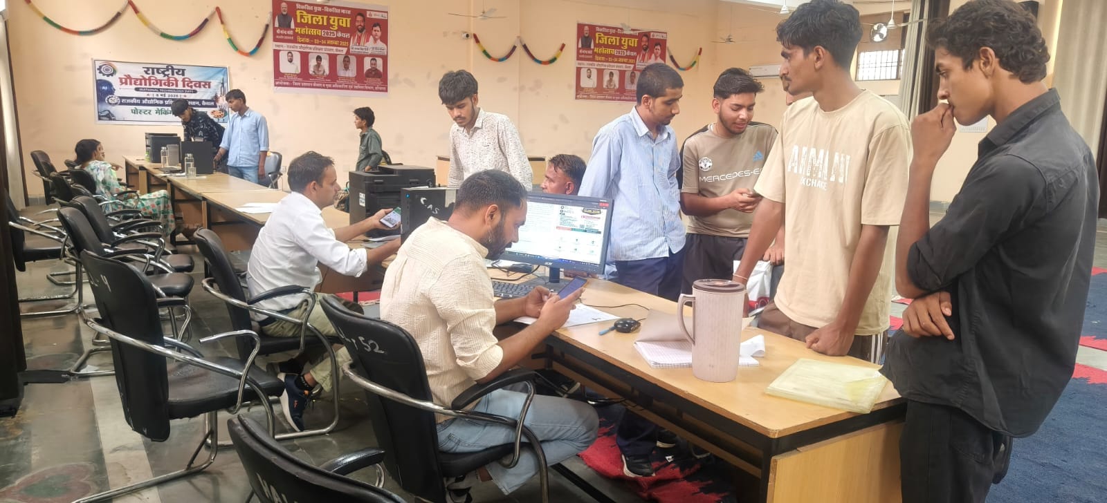 राजकीय आईटीआई कैथल में आवेदन के लिए पहुंचे युवा। संवाद