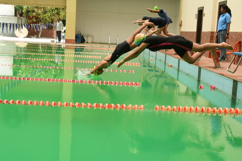 सिगरा के तरणताल में हुई जिला तैराकी प्रतियोगिता में भाग लेते खिलाड़ी। अमर उजाला सिगरा के तरणताल में हुई जिला तैराकी प्रतियोगिता में भाग लेते खिलाड़ी। अमर उजाला
