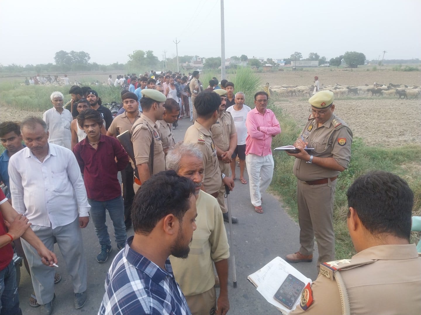 सिकंदराबाद आरोपियों द्वारा तोड़फोड़ की हुई कार को देखते लोग वह घटनास्थल पर मौके पर पड़े खड़े को