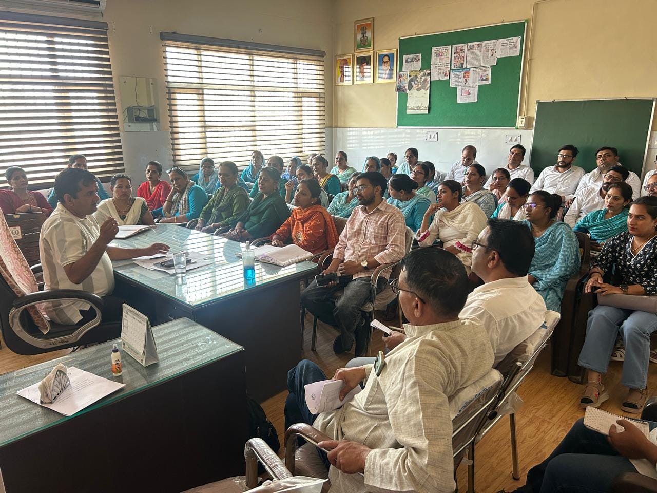 सामुदायिक स्वास्थ्य केंद्र में पल्स पोलियो अभियान को लेकर आयोजित बैठक में मौजूद स्वास्थ्य विभाग