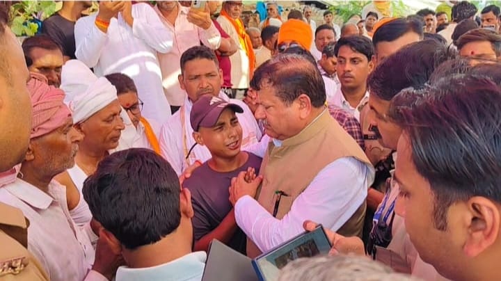 तिहरे हत्याकांड के पीड़ितों से घटना की जानकारी लेतीं प्रयागराज की पूर्व सांसद डॉक्टर रीता बहुगु
