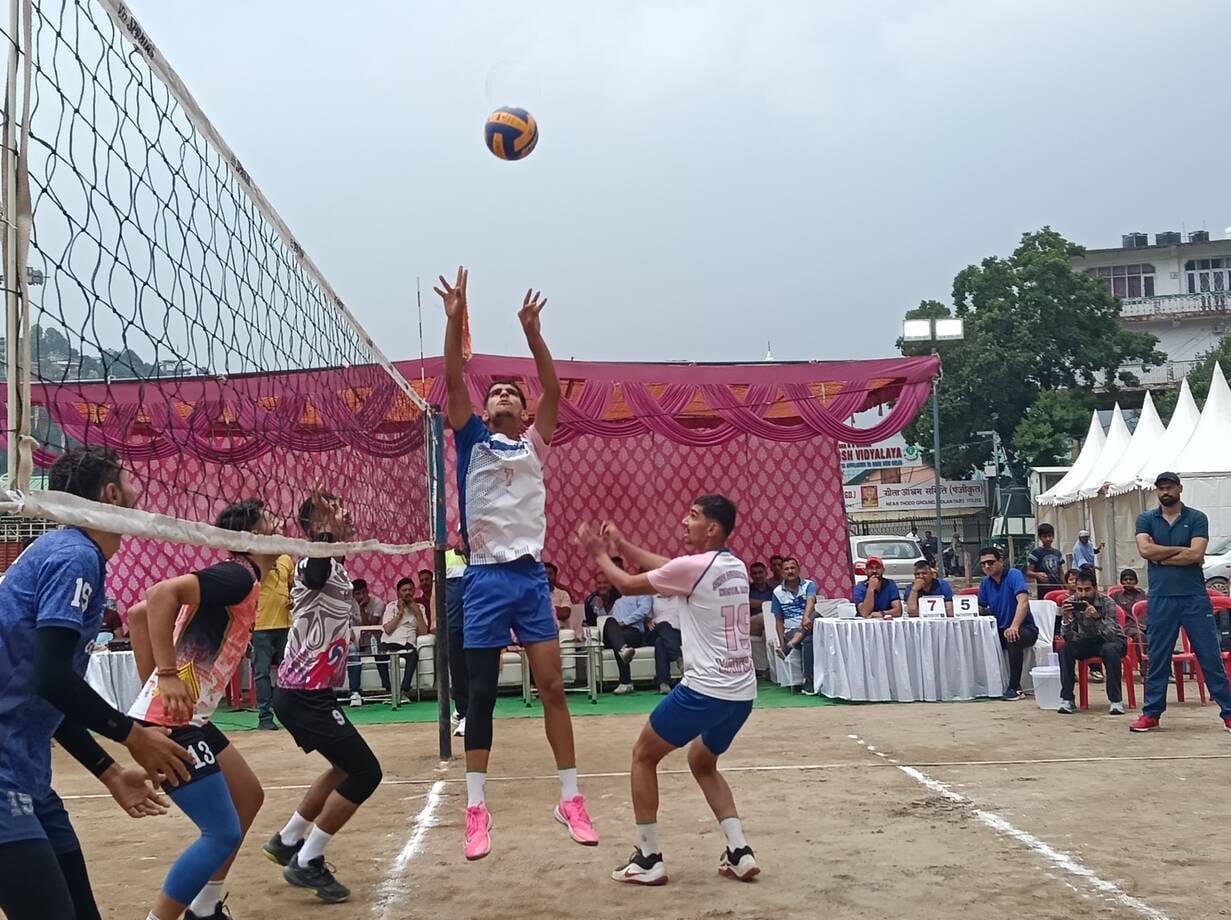 ठोडो मैदान में प्रदेशस्तरीय वॉलीबाल प्रतियोगिता के दौरान खेल प्रदर्शन करते खिलाड़ी। संवाद ठोडो मैदान में प्रदेशस्तरीय वॉलीबाल प्रतियोगिता के दौरान खेल प्रदर्शन करते खिलाड़ी। संवाद