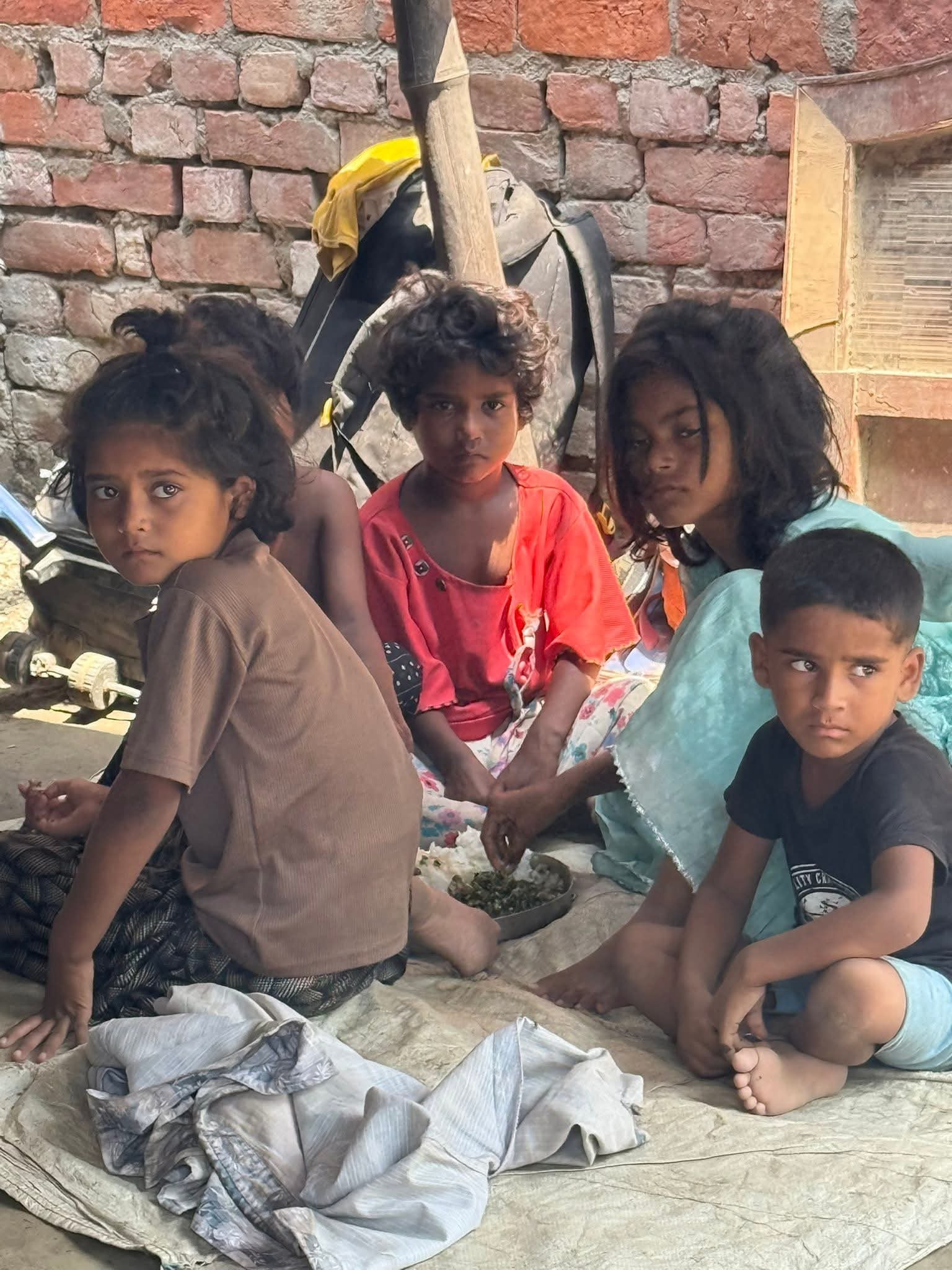धनहा में मृतक योगेश के घर पहुंचकर जायजा लेती तहसीलदार जया राय।संवाद