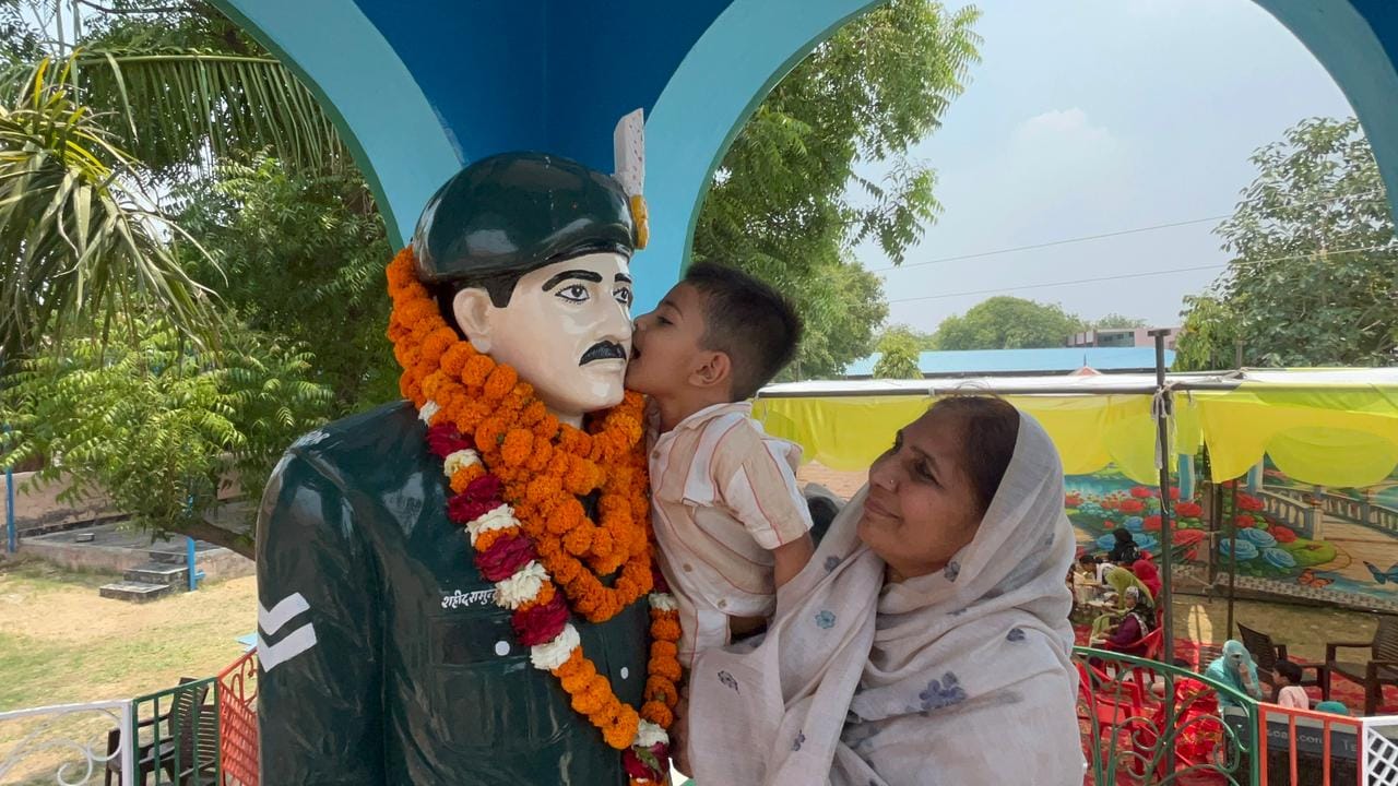 01-रोहतक के सांघी में बने शहीद समुंदर सिंह के स्मारक स्थल पर मौजूद पत्नी सरोज बाला, भाई रामफल ह