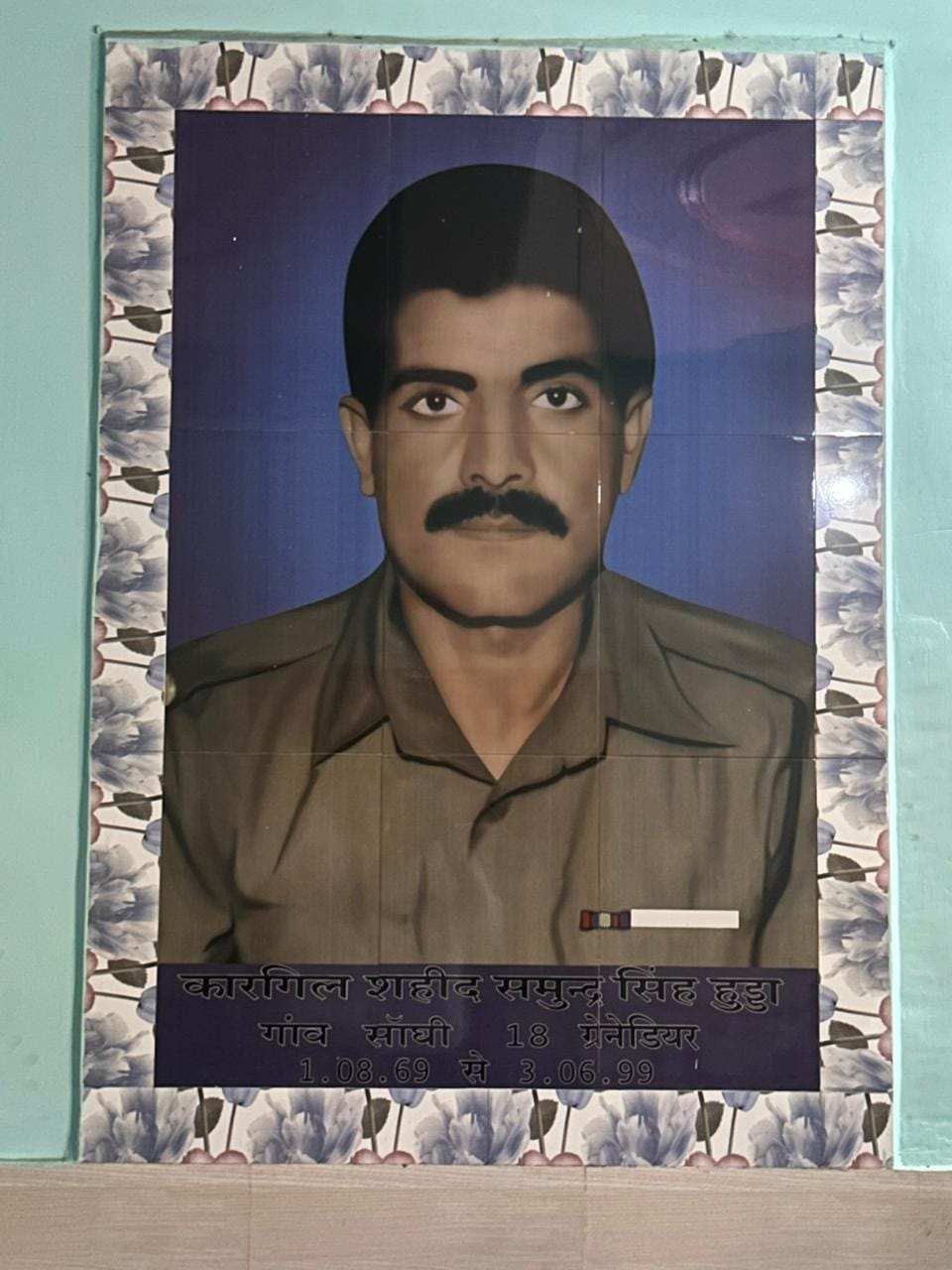 01-रोहतक के सांघी में बने शहीद समुंदर सिंह के स्मारक स्थल पर मौजूद पत्नी सरोज बाला, भाई रामफल ह