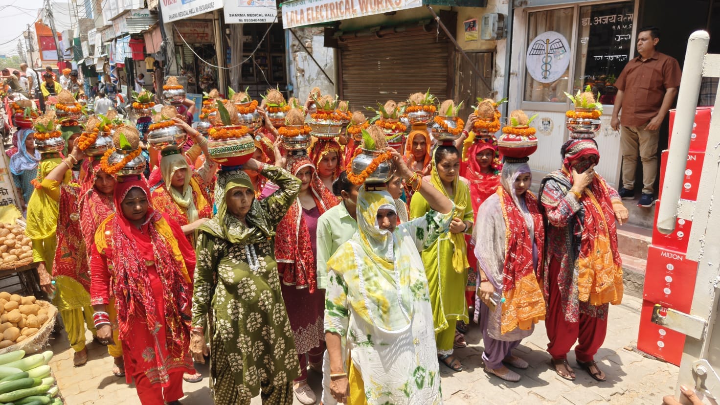 27jjrp10- बेरी-डीघल मार्ग पर मूर्ति प्राण प्रतिष्ठा से पहले निकाली गई यात्रा में शामिल लोग। संव 27jjrp10- बेरी-डीघल मार्ग पर मूर्ति प्राण प्रतिष्ठा से पहले निकाली गई यात्रा में शामिल लोग। संव