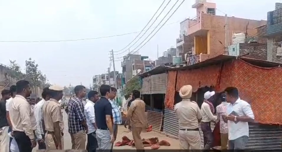 अंबाला छावनी में 12 क्रॉस रोड पर कार्रवाई करती नगर परिषद की टीम। संवाद अंबाला छावनी में 12 क्रॉस रोड पर कार्रवाई करती नगर परिषद की टीम। संवाद