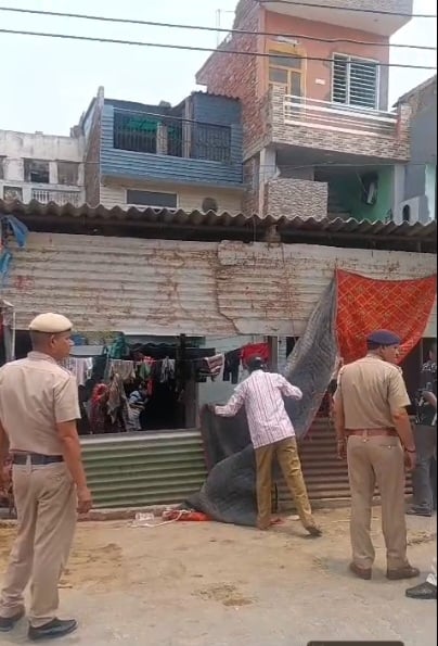अंबाला छावनी में 12 क्रॉस रोड पर कार्रवाई करती नगर परिषद की टीम। संवाद अंबाला छावनी में 12 क्रॉस रोड पर कार्रवाई करती नगर परिषद की टीम। संवाद
