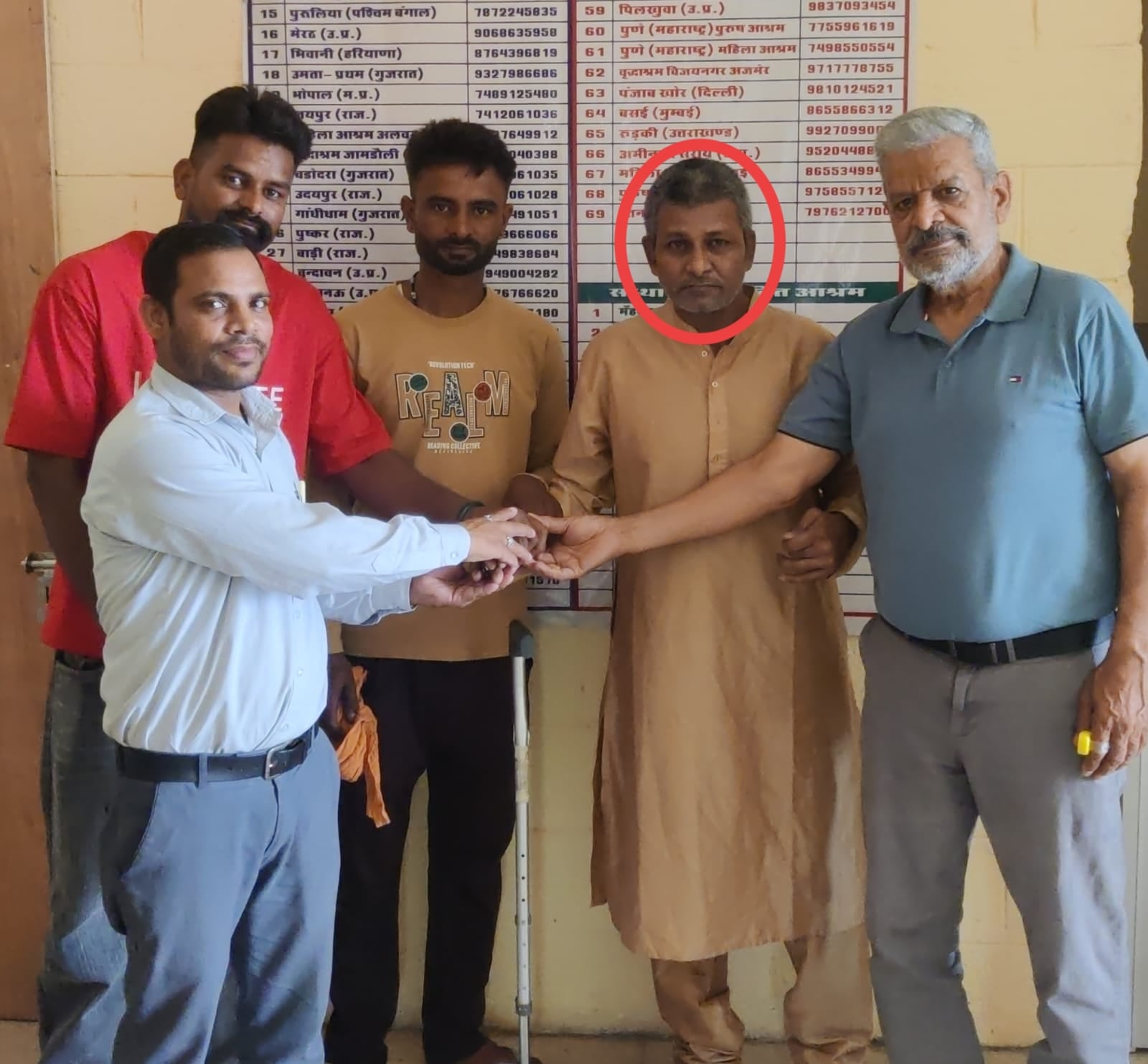 अंबाला कैंट रेलवे स्टेशन पर मिले बुजुर्ग को बच्चों के सुपुर्द करते अपना घर आश्रम के प्रतिनिधि। अंबाला कैंट रेलवे स्टेशन पर मिले बुजुर्ग को बच्चों के सुपुर्द करते अपना घर आश्रम के प्रतिनिधि।