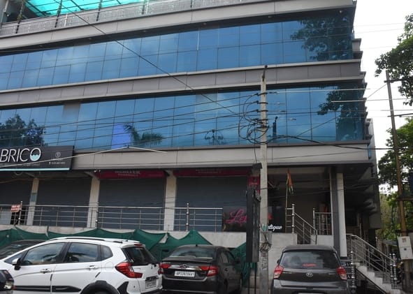 अलीगंज इलाके में वो निर्माण जहां एलडीए की मेहरबानी से चल रहे प्रतिष्ठान। अलीगंज इलाके में वो निर्माण जहां एलडीए की मेहरबानी से चल रहे प्रतिष्ठान।