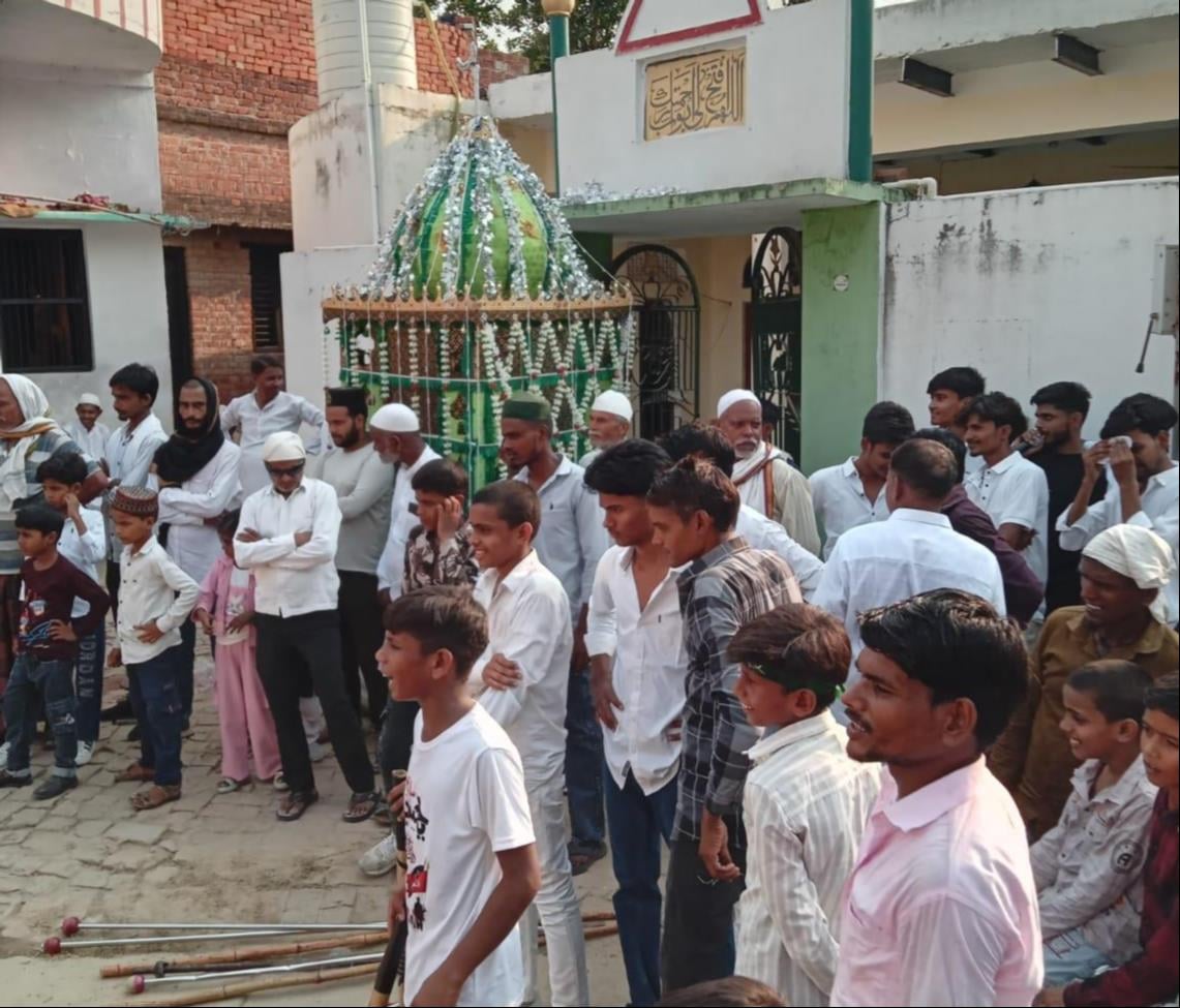बहरियाबाद कस्बा में ताजिए की मिलनी कराते लोग-संवाद