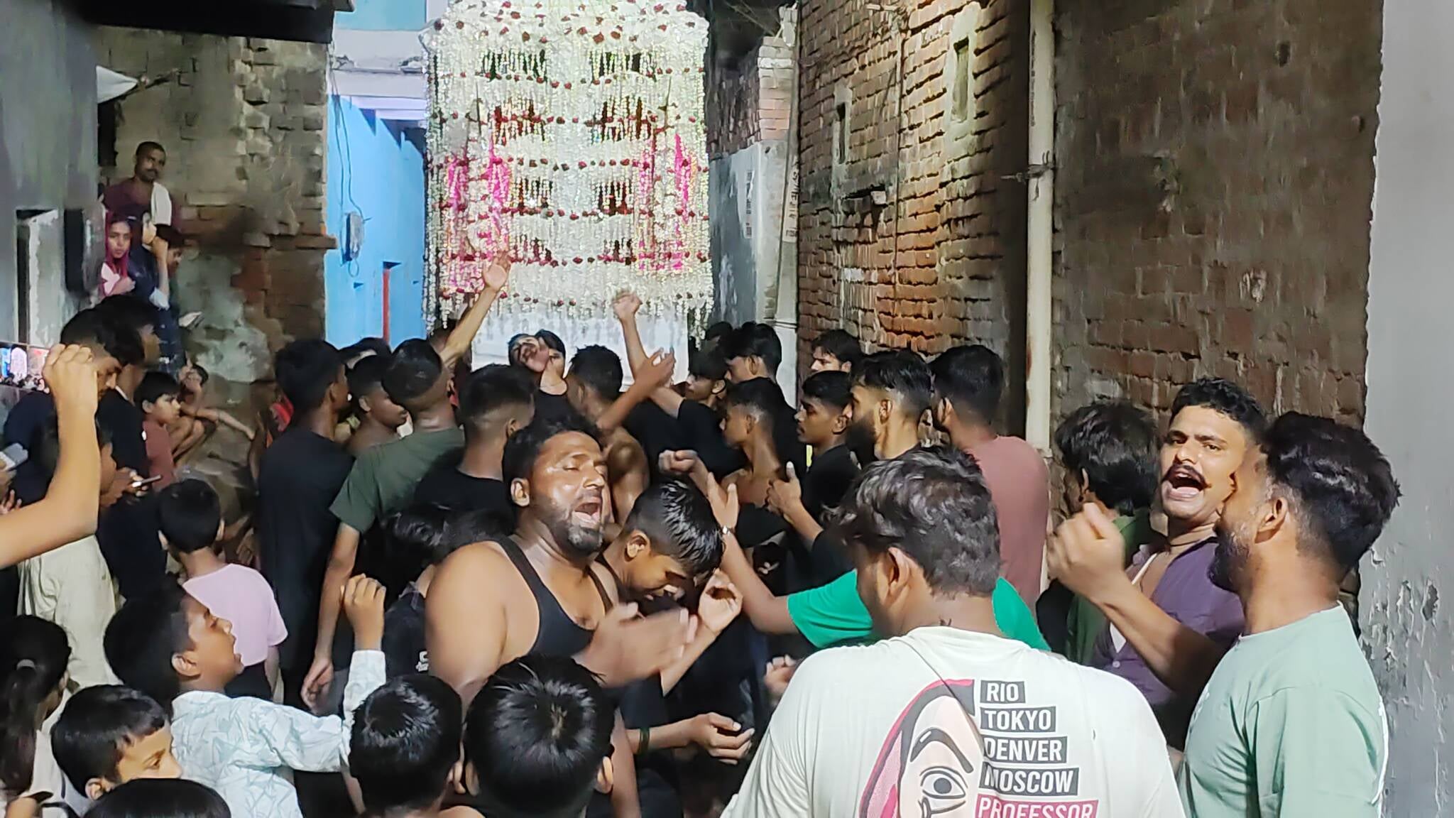 बहरियाबाद कस्बा में ताजिए की मिलनी कराते लोग-संवाद