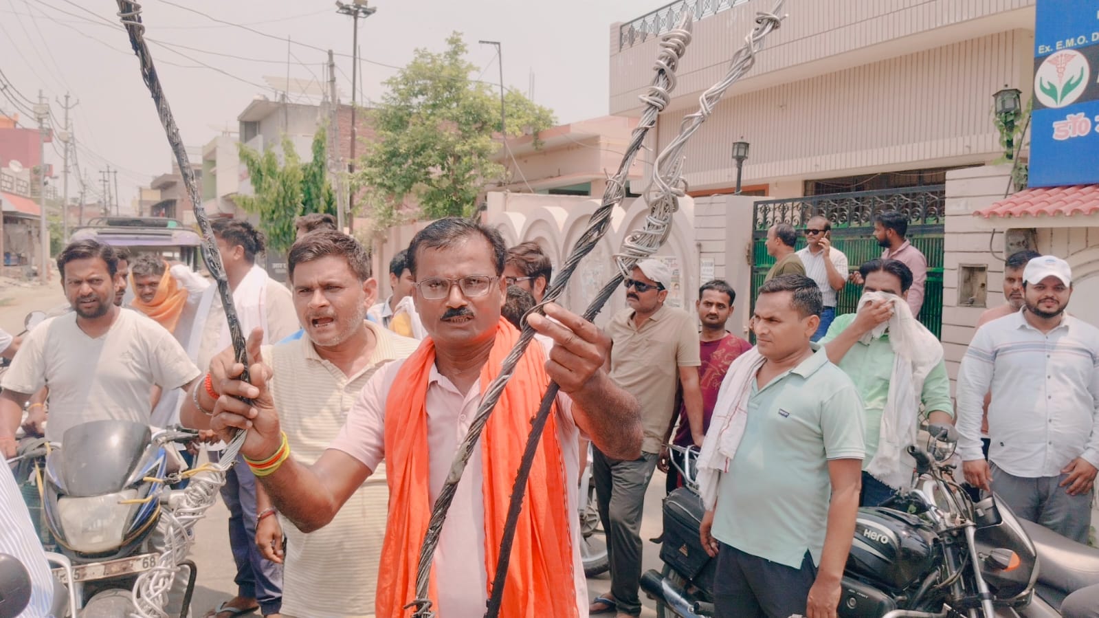 बिजली नहीं आने से प्रदर्शन करते सुभाषनगर के लोग। स्रोत: स्वयं बिजली नहीं आने से प्रदर्शन करते सुभाषनगर के लोग। स्रोत: स्वयं