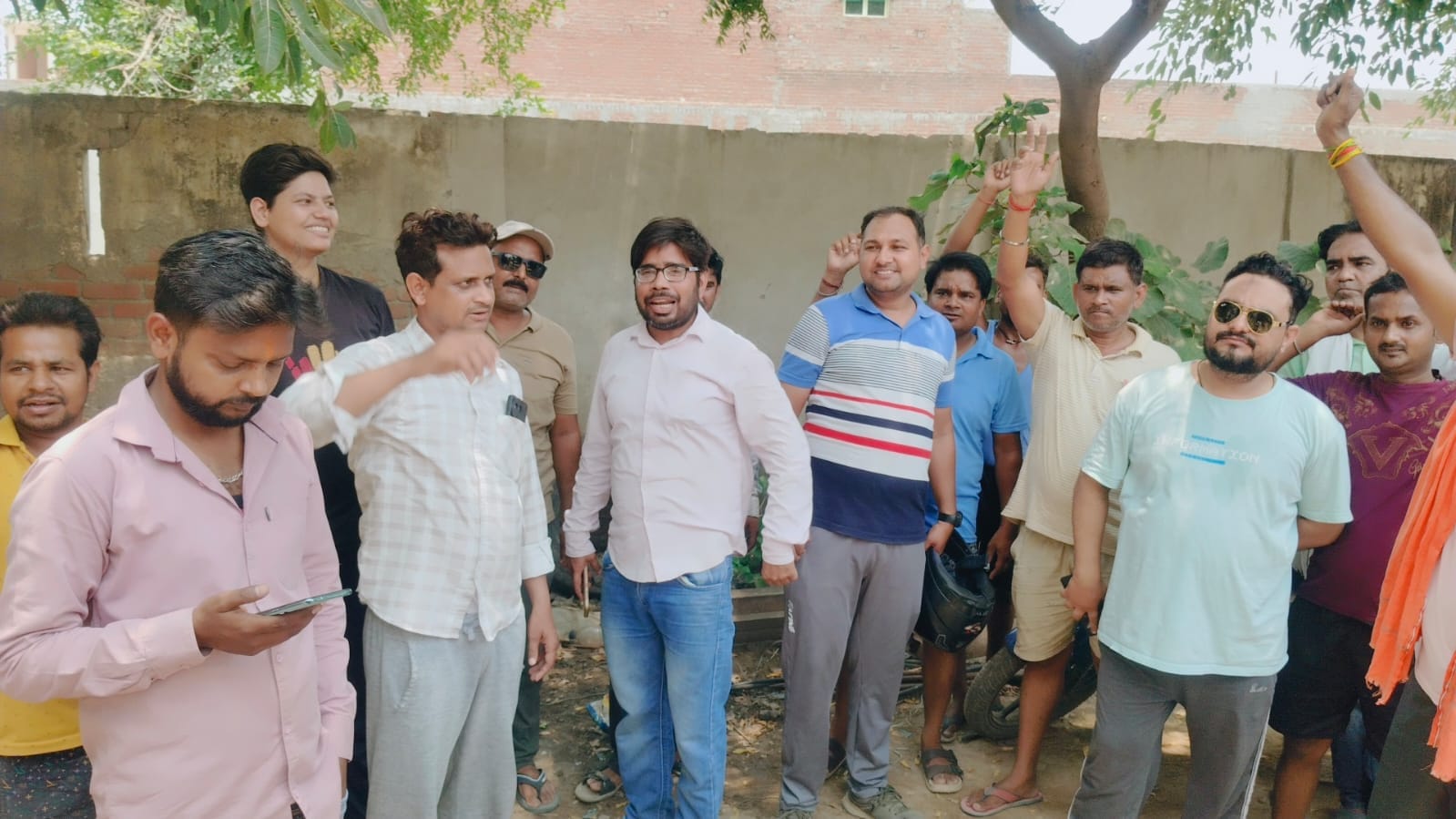 बिजली नहीं आने से प्रदर्शन करते सुभाषनगर के लोग। स्रोत: स्वयं बिजली नहीं आने से प्रदर्शन करते सुभाषनगर के लोग। स्रोत: स्वयं