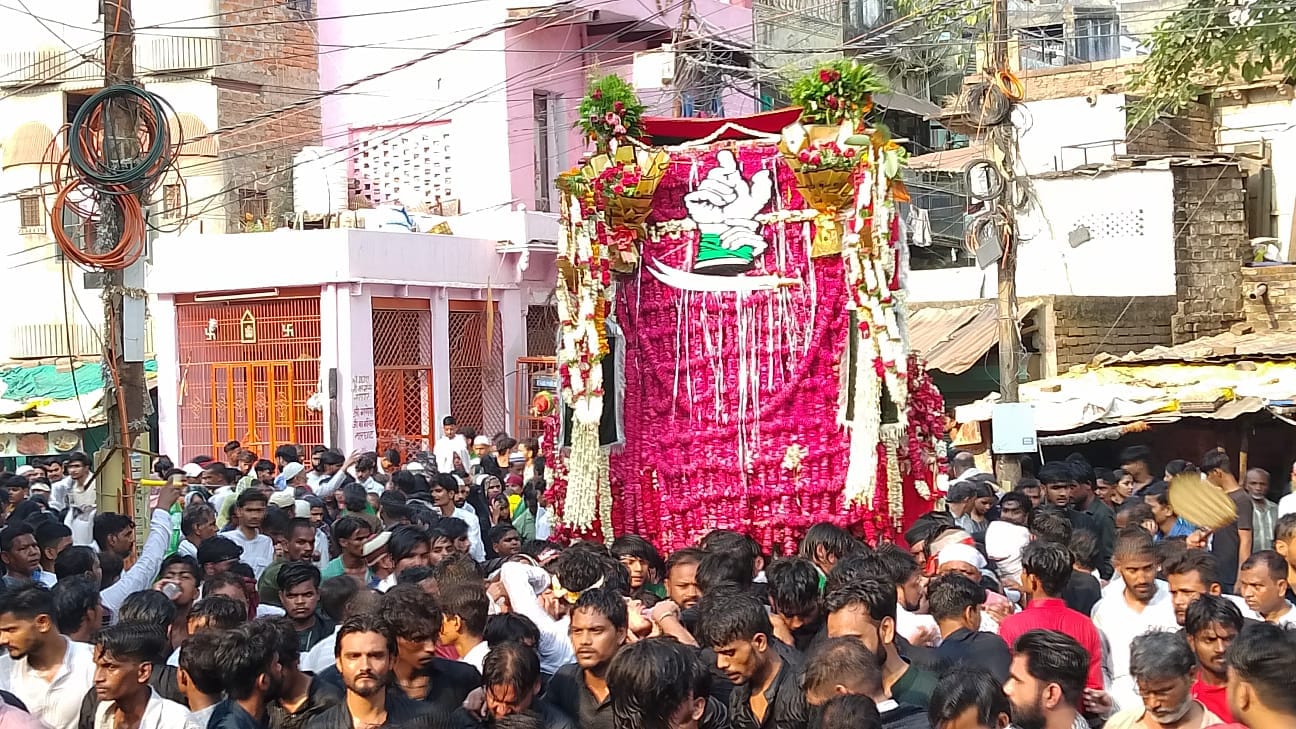 चुनार के सराय टेकौर इमाम चौक से निकली हुई कदम रसूल ताजिया को लेकर जाते ताजियेदार। फोटो संवाद