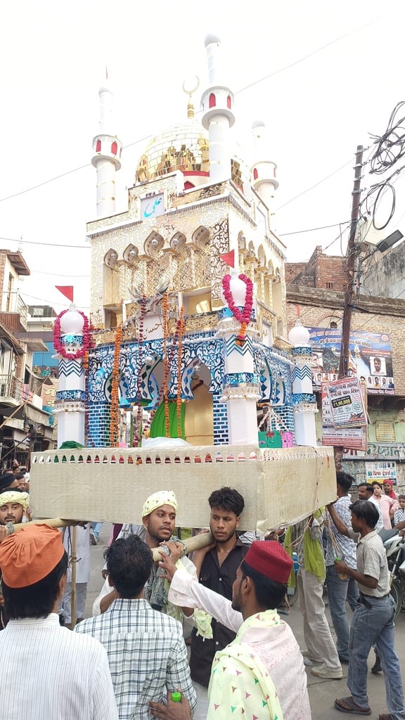 फोटो 14 भोगांव में ताजिये निकालते ताजियेदार। संवाद फोटो 14 भोगांव में ताजिये निकालते ताजियेदार। संवाद