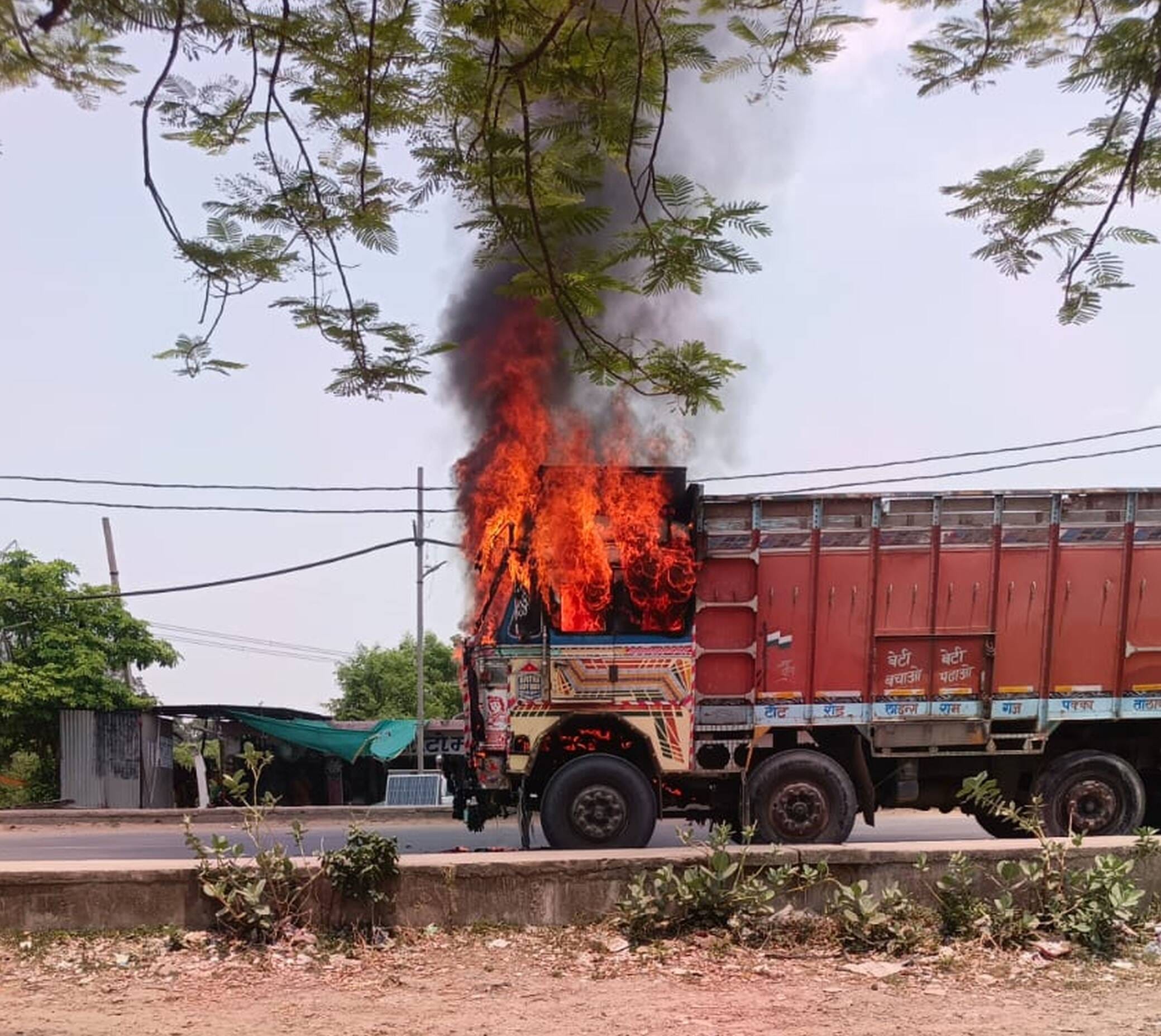 फोटो-15- बांदा टांडा हाइवे पर जलता ट्रक।स्रोत फोटो-15- बांदा टांडा हाइवे पर जलता ट्रक।स्रोत
