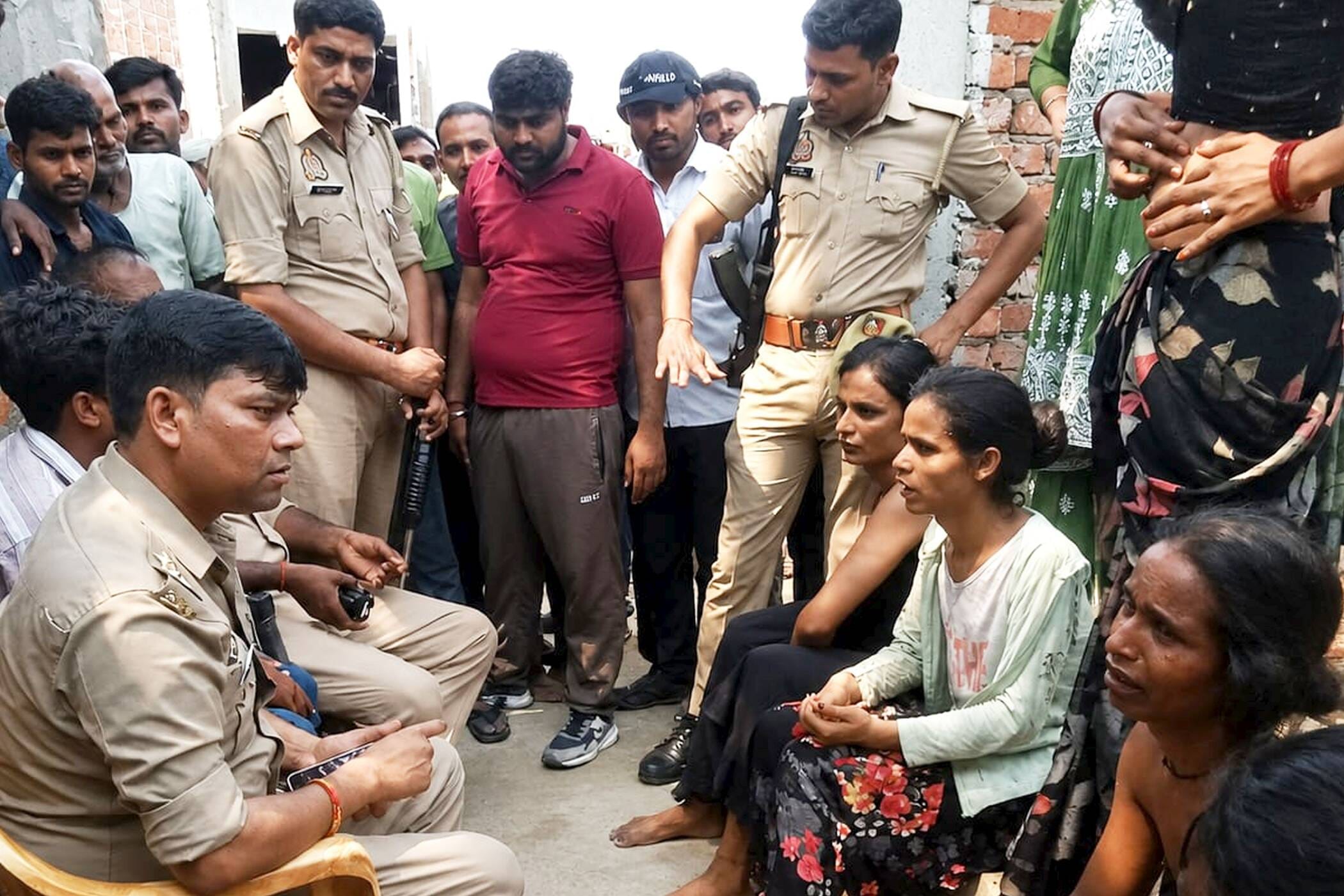 फोटो-15-नरैनी स्थित श्रेया किन्नर के घर में पहुंची पुलिस। संवाद फोटो-15-नरैनी स्थित श्रेया किन्नर के घर में पहुंची पुलिस। संवाद
