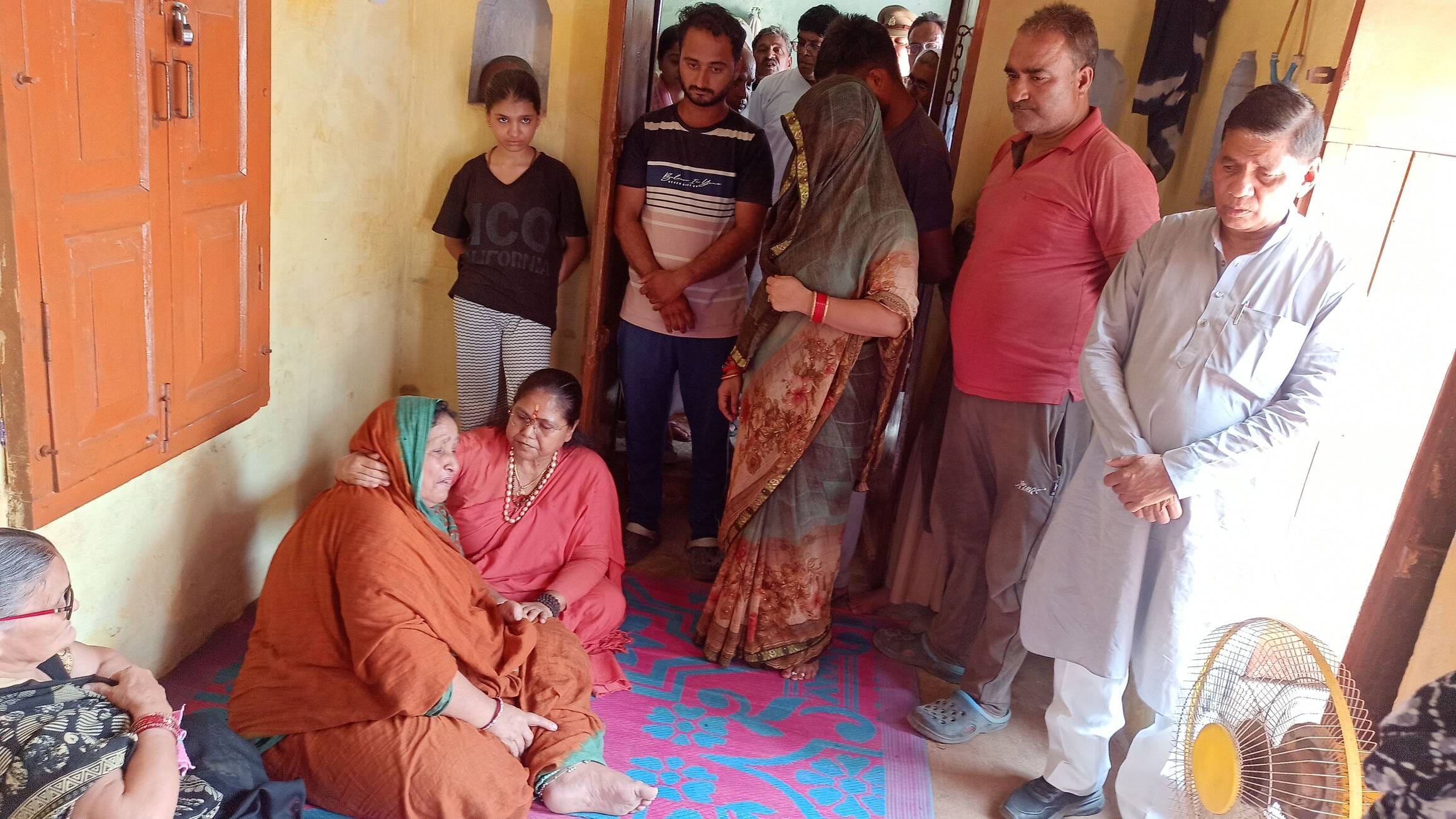 फोटो-16- बिरनई में पत्नी एवं परिजनों को ढांढस बंधाती साध्वी निरंजन ज्योति एवं विधायक। संवाद फोटो-16- बिरनई में पत्नी एवं परिजनों को ढांढस बंधाती साध्वी निरंजन ज्योति एवं विधायक। संवाद