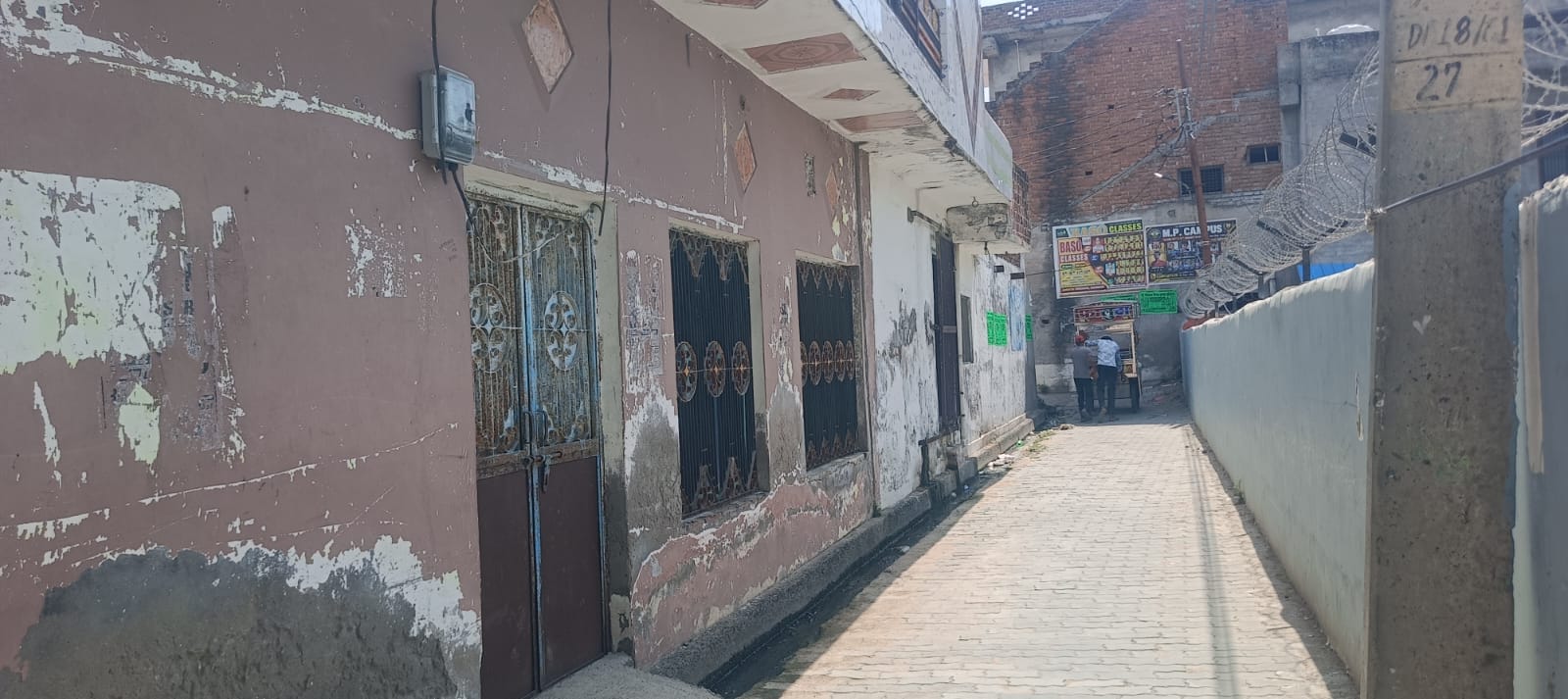 फोटो-16- पहली मंजिल पर संचालित कोचिंग के लिए बना लोहे का संकरा जीना। संवाद फोटो-16- पहली मंजिल पर संचालित कोचिंग के लिए बना लोहे का संकरा जीना। संवाद