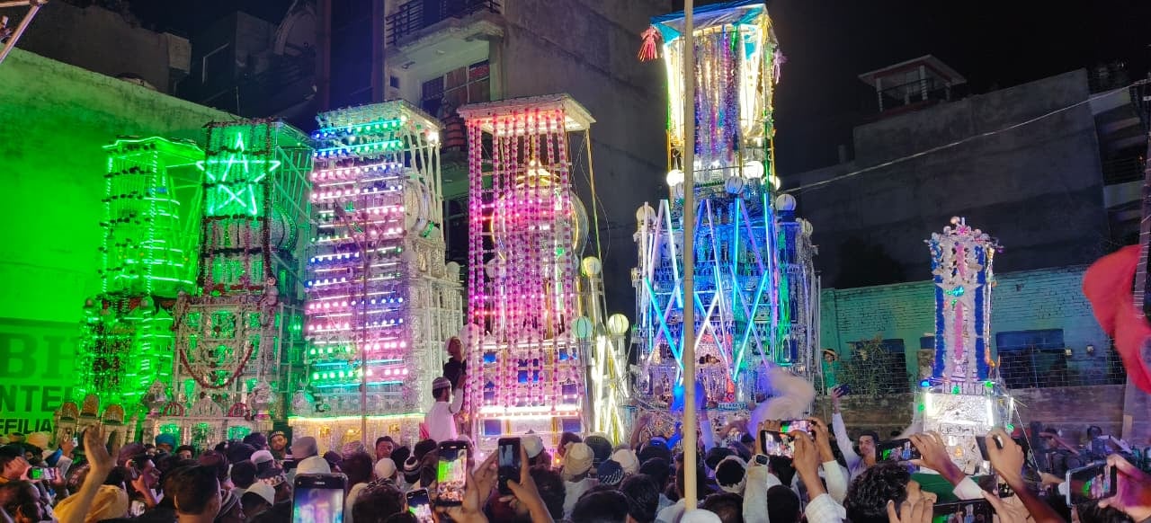 फोटो -18- शहर में निकलता ताजियों का जुलूस। संवाद