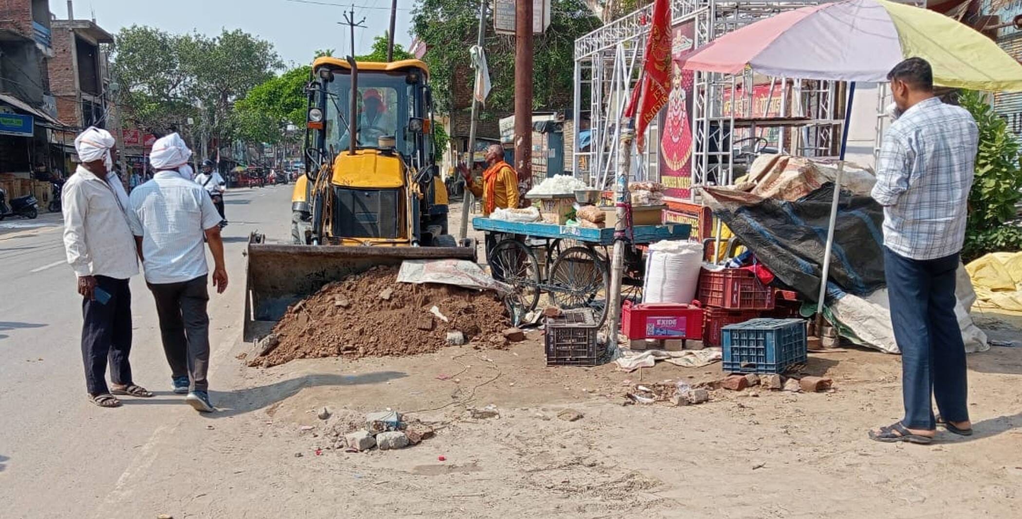 फोटो-34- जेसीबी से फुटपाथ का अतिक्रमण हटवाते कर्मी। संवाद फोटो-34- जेसीबी से फुटपाथ का अतिक्रमण हटवाते कर्मी। संवाद