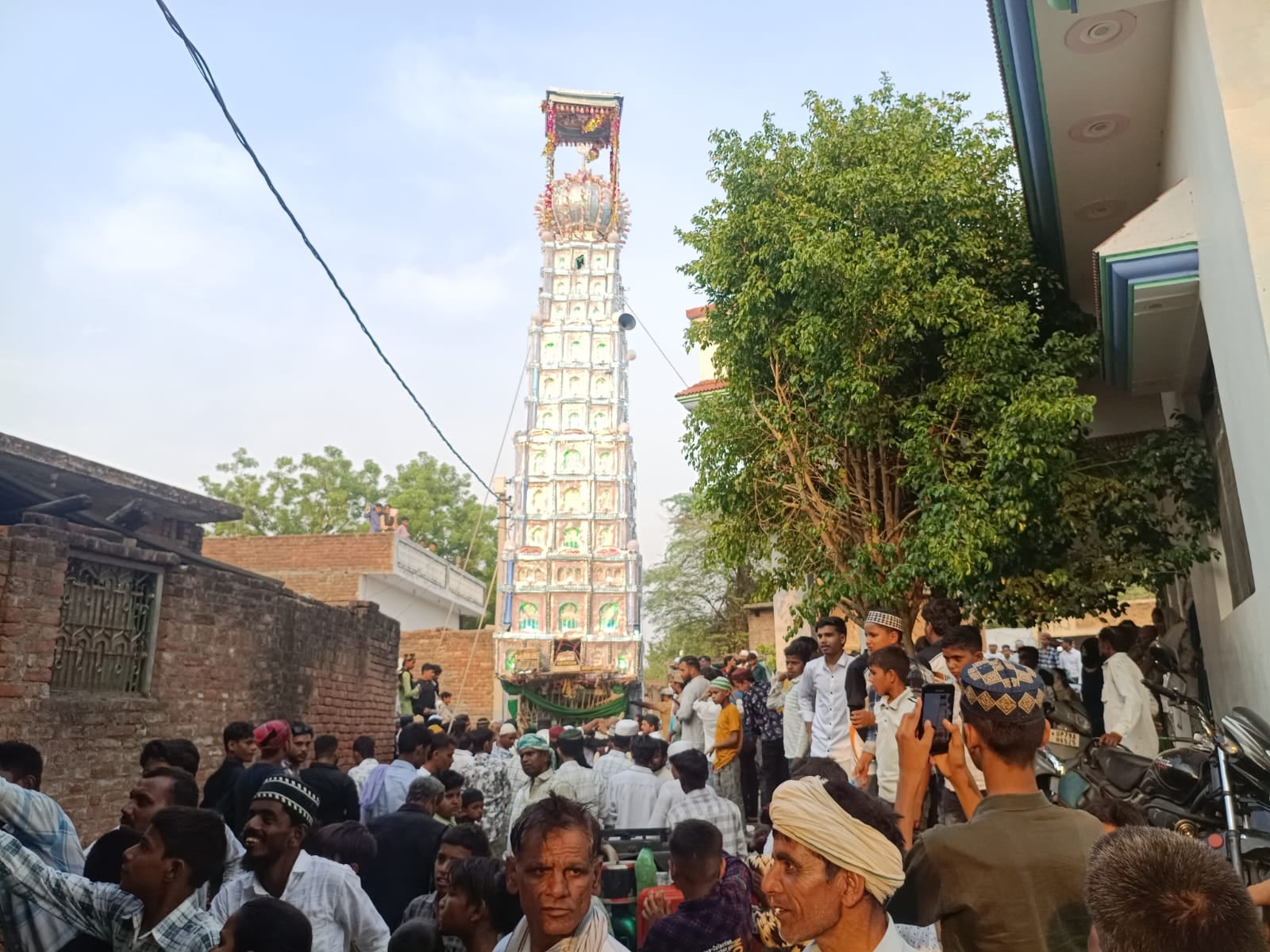 फोटो -46- अछल्दा में ताजिया निकालते मुस्लिम समुदाय के लोग। संवाद