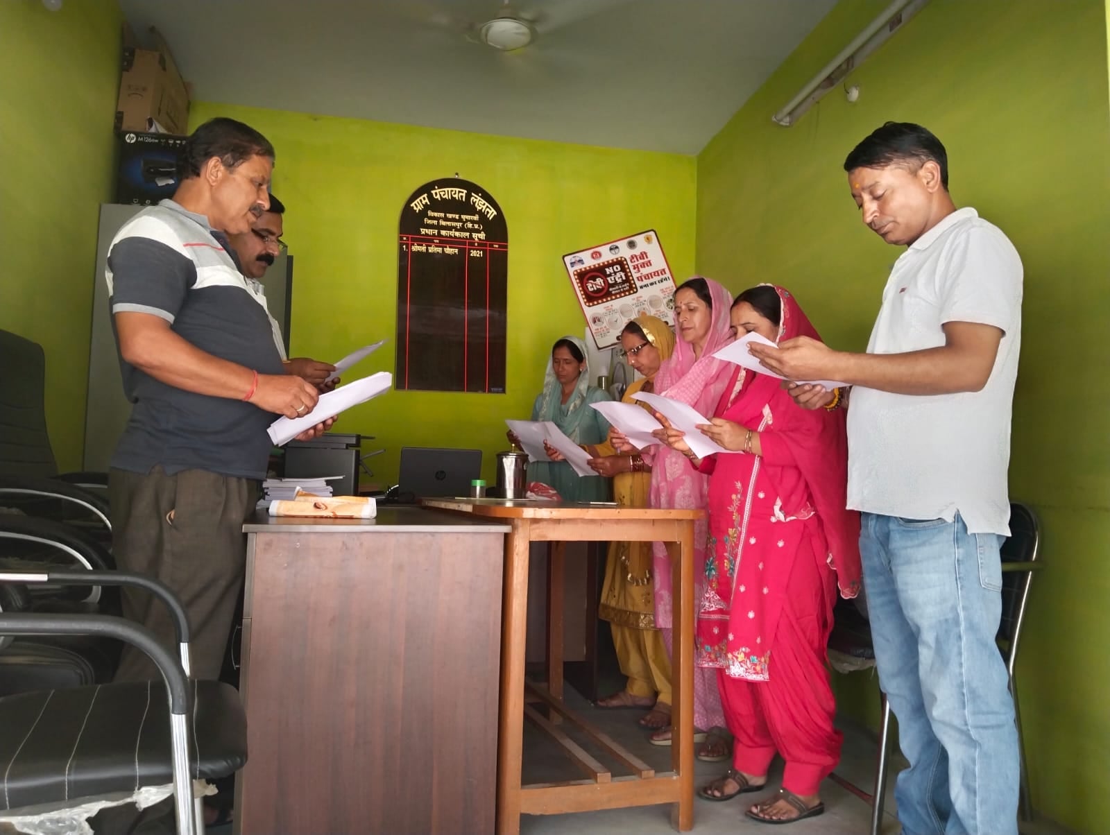 ग्राम पंचायत लंझता में पद व गोपनीयता की शपथ लेते वार्ड सदस्य। स्रोत: पंचायत ग्राम पंचायत लंझता में पद व गोपनीयता की शपथ लेते वार्ड सदस्य। स्रोत: पंचायत