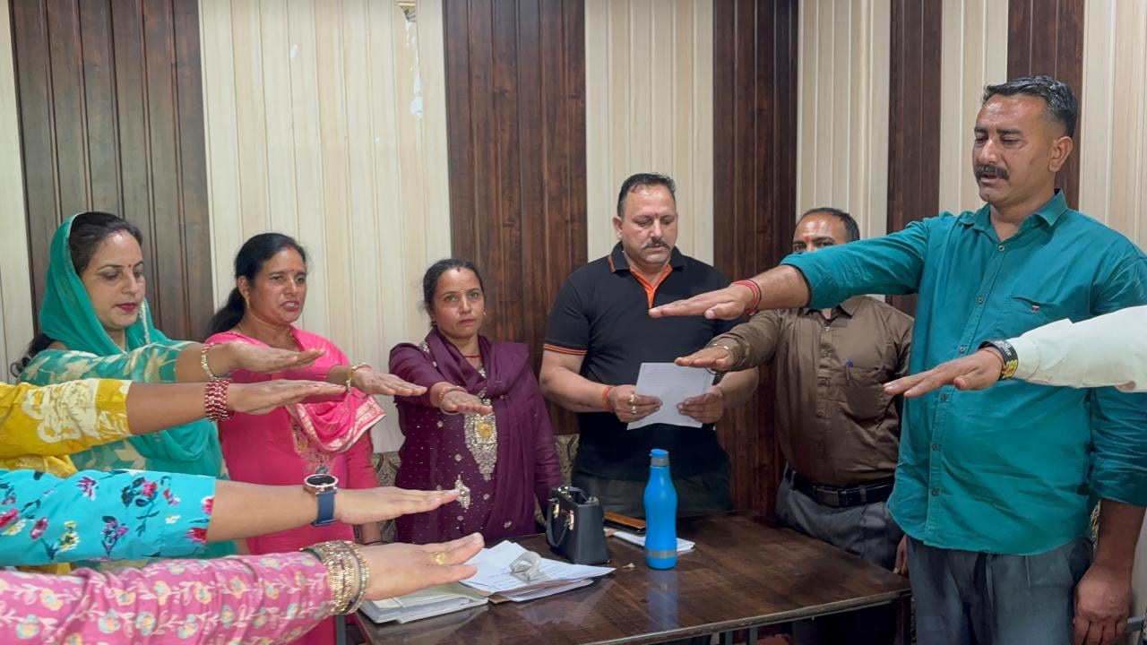 ग्राम पंचायत लंझता में पद व गोपनीयता की शपथ लेते वार्ड सदस्य। स्रोत: पंचायत ग्राम पंचायत लंझता में पद व गोपनीयता की शपथ लेते वार्ड सदस्य। स्रोत: पंचायत