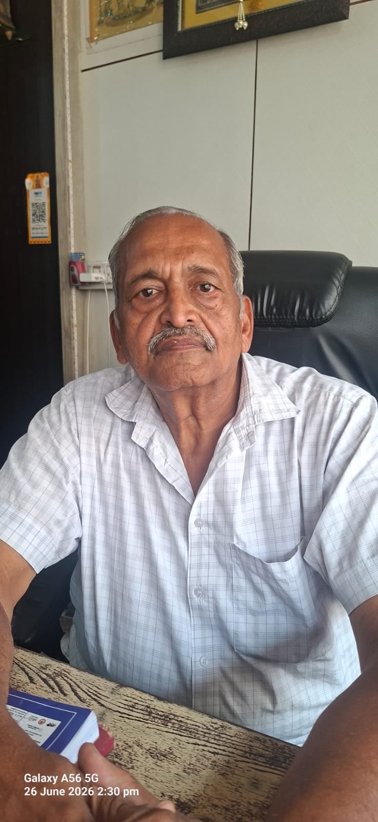 गौरव, दुकानदार