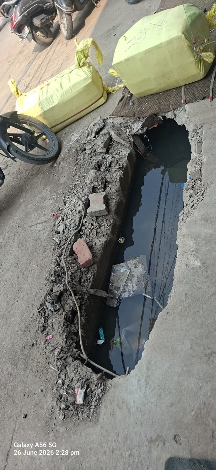 गौरव, दुकानदार