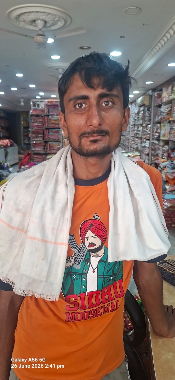 गौरव, दुकानदार