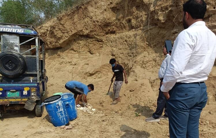 गांव बनखंडा में दूध,पनीर, क्रीम का सैंपल लेती खाद्य विभाग की टीम। संवाद