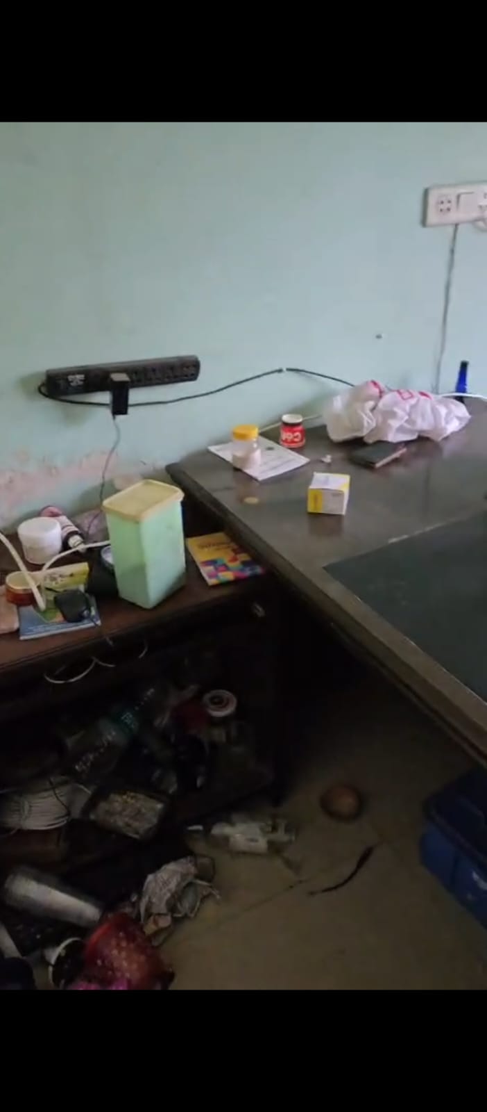 घटना के बाद डंडे दिखाते पीड़ित। संवाद