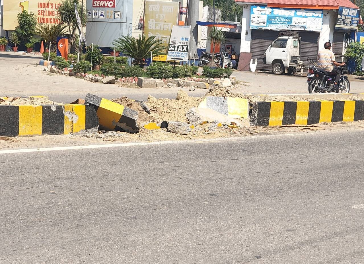 जगाधरी छछरौली हाईवे पर कट से गुजरती ट्रैक्टर ट्रॉली। संवाद
