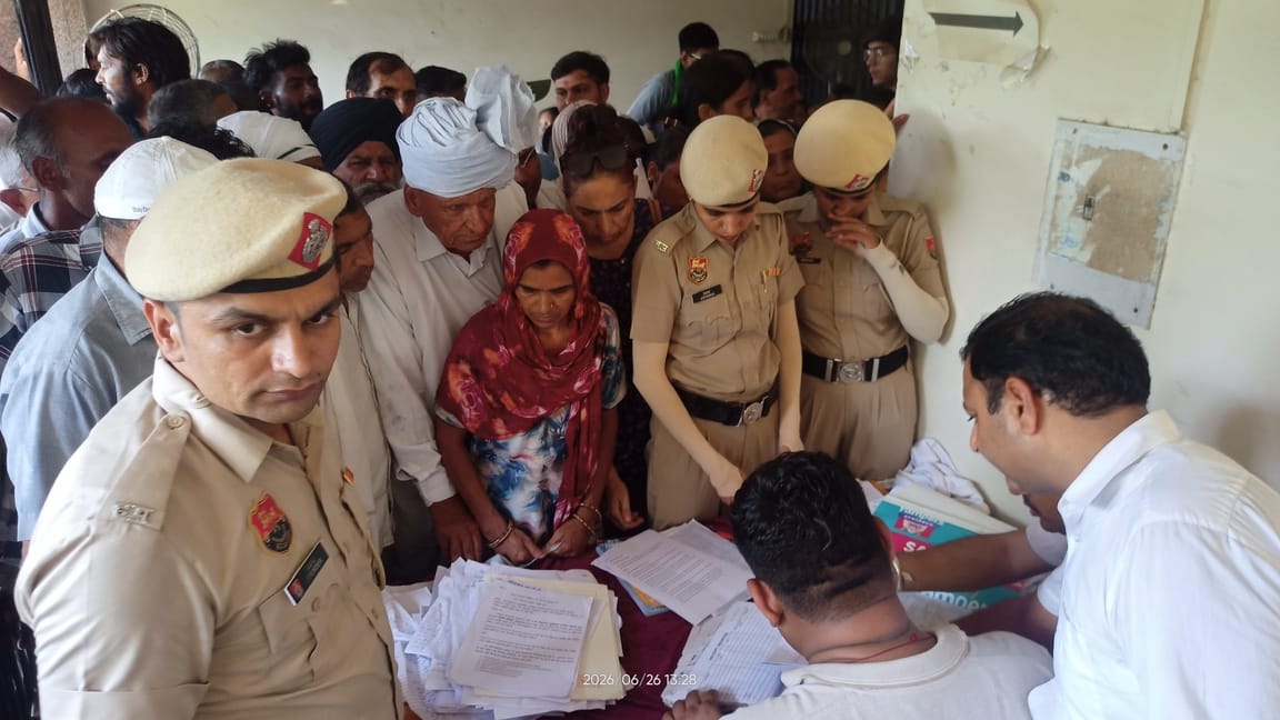 जिला कष्ट निवारण समिति की बैठक में डीसी के सामने अपनी बात रखते लोग। संवाद जिला कष्ट निवारण समिति की बैठक में डीसी के सामने अपनी बात रखते लोग। संवाद