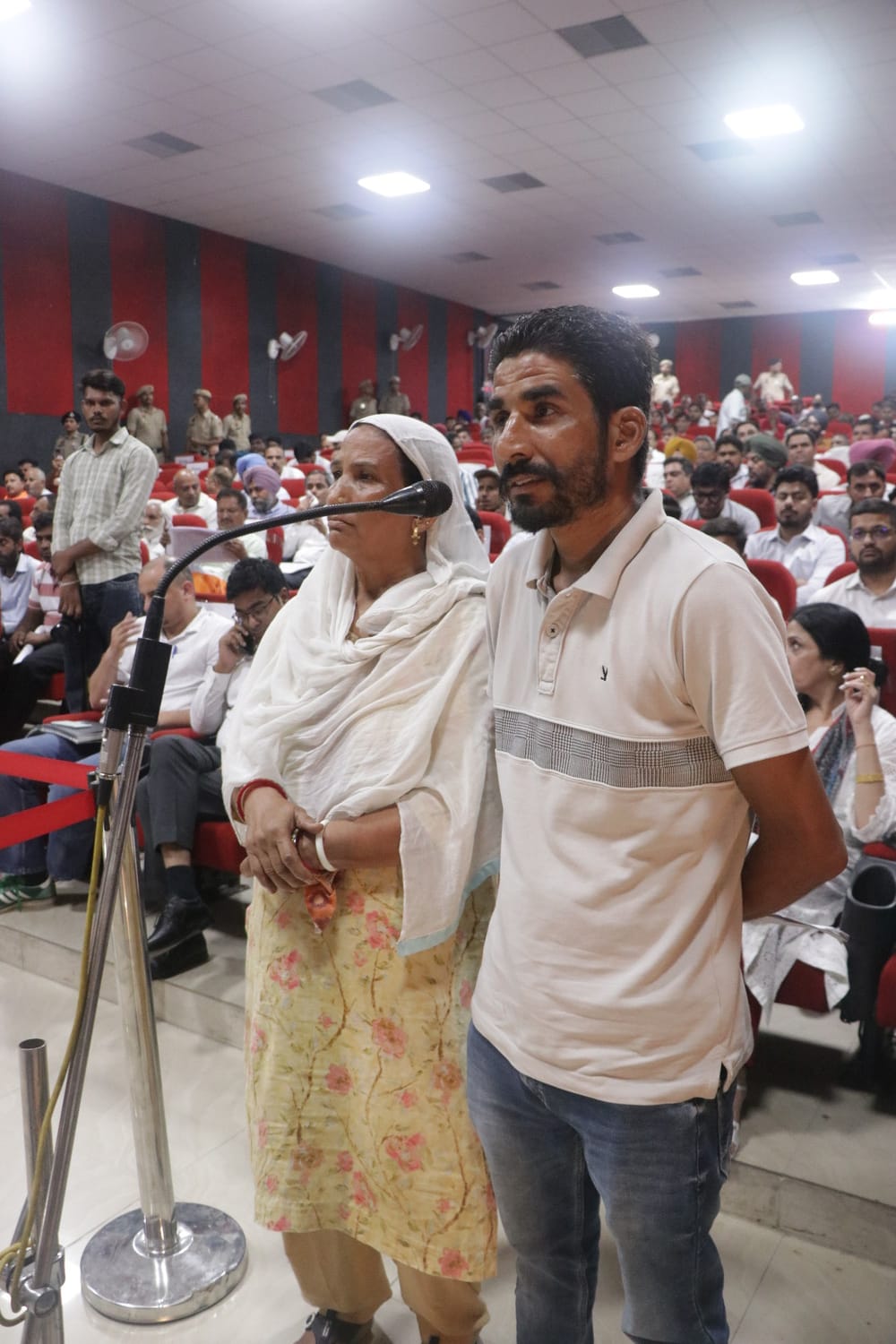 जिला कष्ट निवारण समिति की बैठक में डीसी के सामने अपनी बात रखते लोग। संवाद जिला कष्ट निवारण समिति की बैठक में डीसी के सामने अपनी बात रखते लोग। संवाद