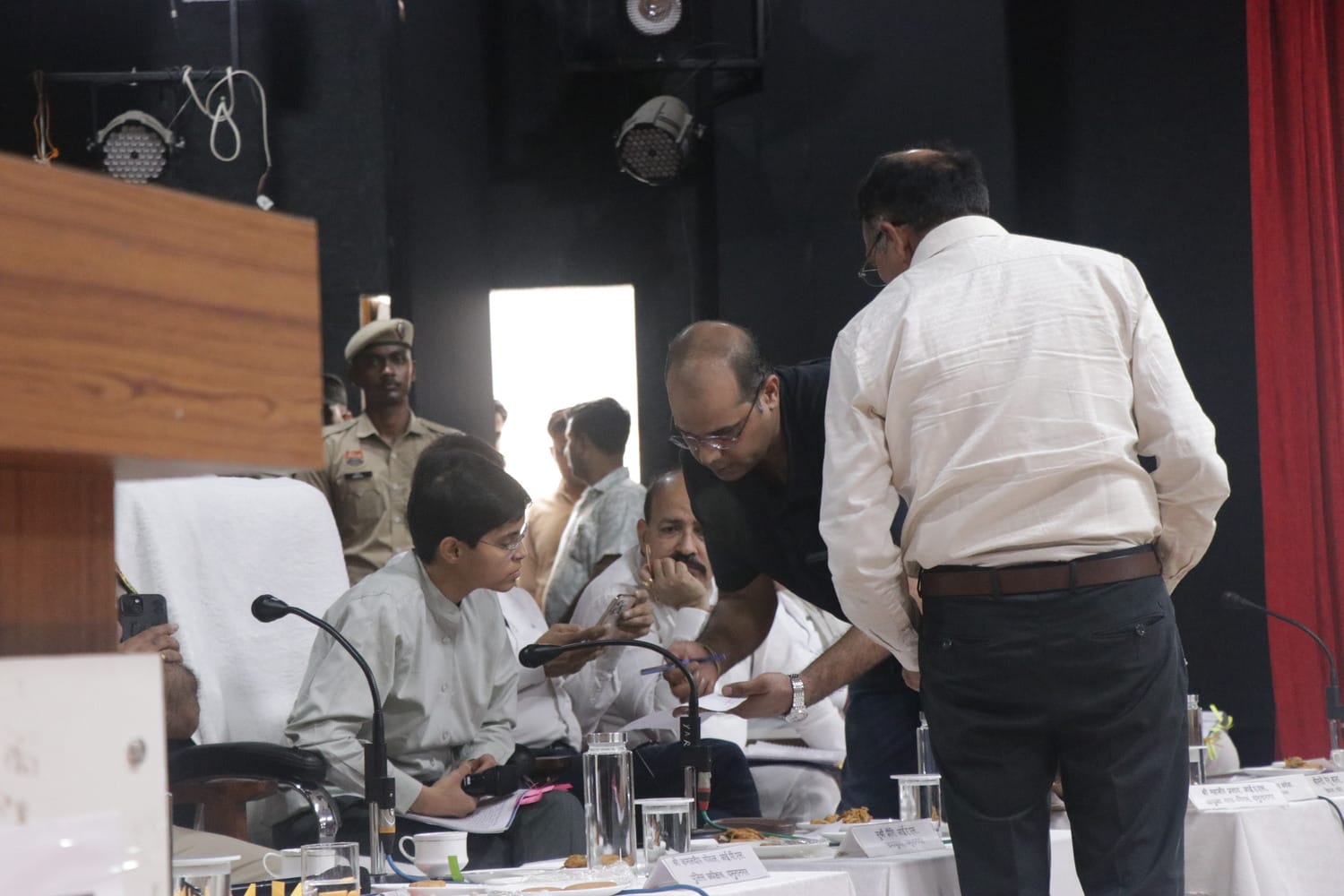 जिला कष्ट निवारण समिति की बैठक में डीसी के सामने अपनी बात रखते लोग। संवाद जिला कष्ट निवारण समिति की बैठक में डीसी के सामने अपनी बात रखते लोग। संवाद