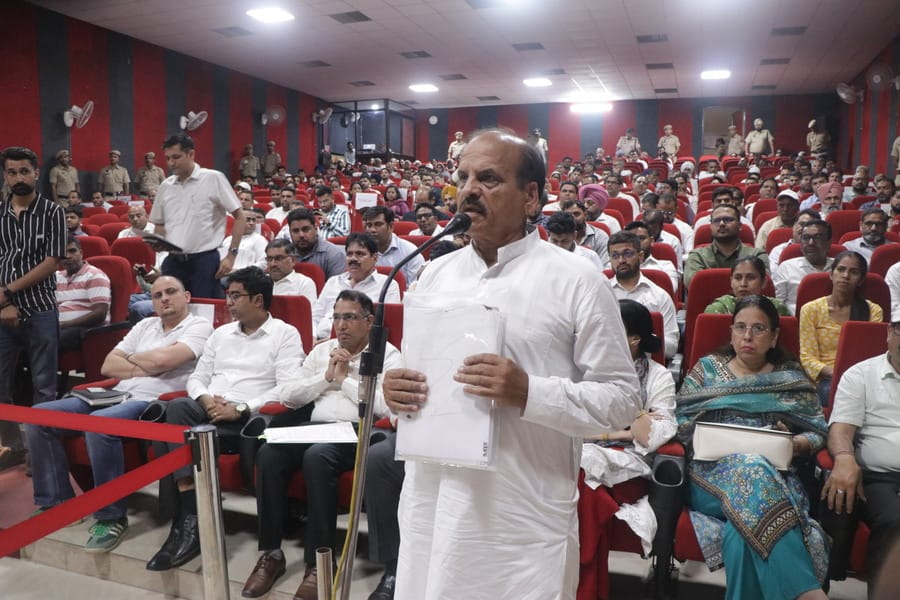 जिला कष्ट निवारण समिति की बैठक में डीसी के सामने अपनी बात रखते लोग। संवाद जिला कष्ट निवारण समिति की बैठक में डीसी के सामने अपनी बात रखते लोग। संवाद