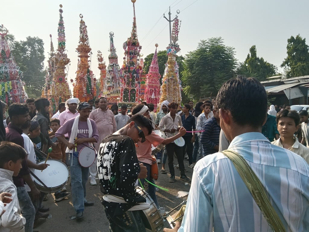 कुकरा कर्बला में ताजिया ले जाते अकीदतमंद। संवाद।