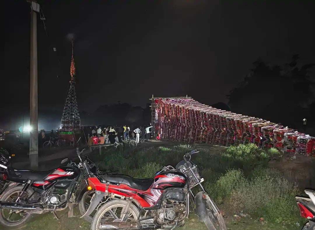 कुकरा कर्बला में ताजिया ले जाते अकीदतमंद। संवाद।