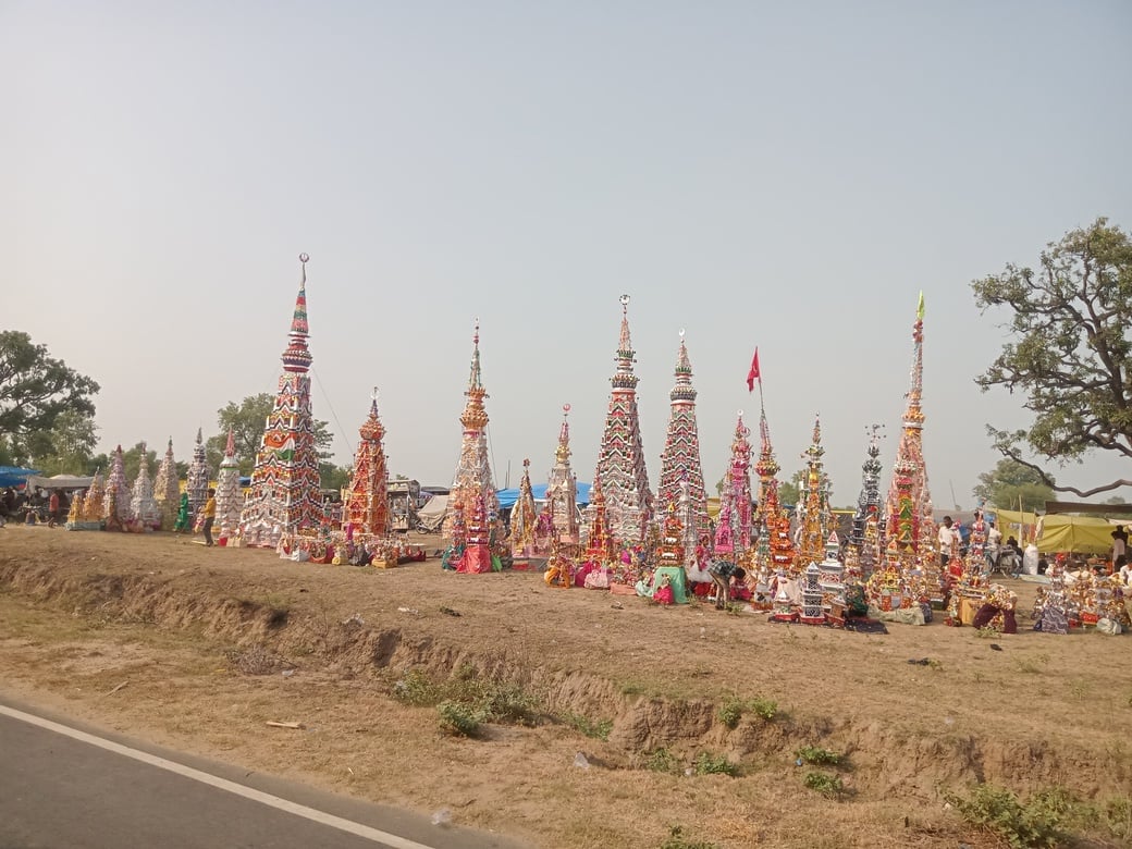 कुकरा कर्बला में ताजिया ले जाते अकीदतमंद। संवाद।