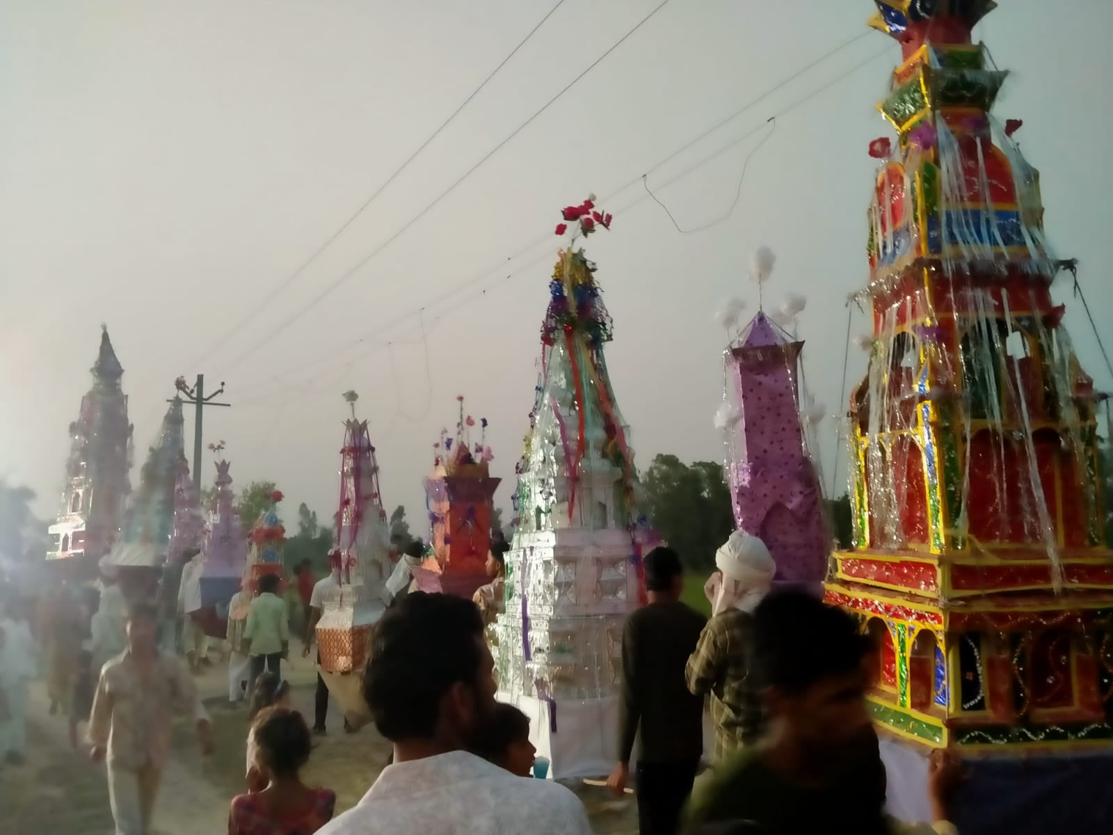 कुकरा कर्बला में ताजिया ले जाते अकीदतमंद। संवाद।