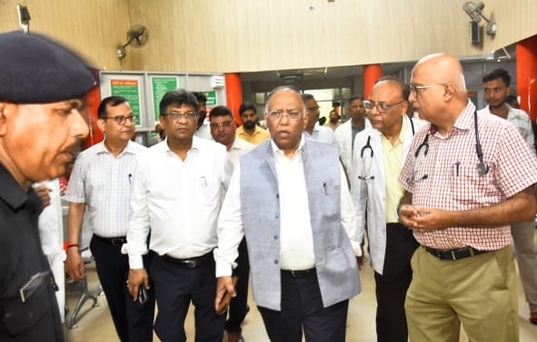 लोकबंधु अस्पताल परिसर में संचालित वन स्टॉप सेंटर में शुक्रवार सुबह आग लग गई। लोकबंधु अस्पताल परिसर में संचालित वन स्टॉप सेंटर में शुक्रवार सुबह आग लग गई।