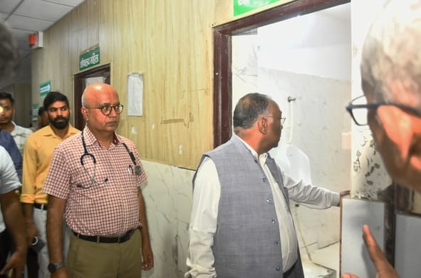 लोकबंधु अस्पताल परिसर में संचालित वन स्टॉप सेंटर में शुक्रवार सुबह आग लग गई। लोकबंधु अस्पताल परिसर में संचालित वन स्टॉप सेंटर में शुक्रवार सुबह आग लग गई।