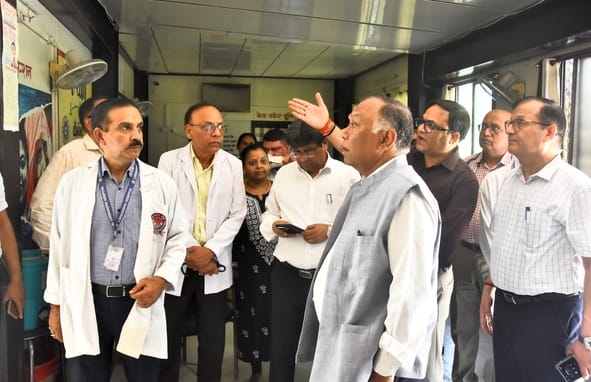 लोकबंधु अस्पताल परिसर में संचालित वन स्टॉप सेंटर में शुक्रवार सुबह आग लग गई। लोकबंधु अस्पताल परिसर में संचालित वन स्टॉप सेंटर में शुक्रवार सुबह आग लग गई।