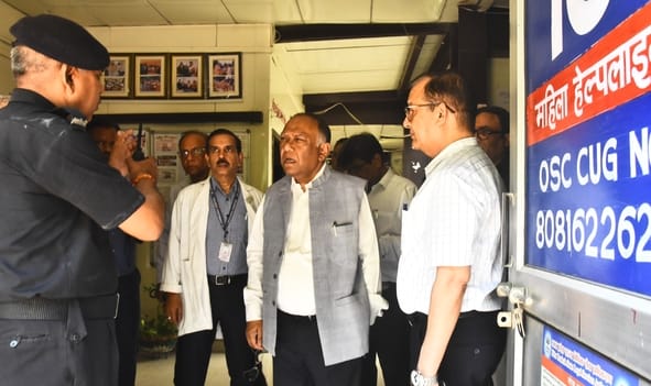 लोकबंधु अस्पताल परिसर में संचालित वन स्टॉप सेंटर में शुक्रवार सुबह आग लग गई। लोकबंधु अस्पताल परिसर में संचालित वन स्टॉप सेंटर में शुक्रवार सुबह आग लग गई।