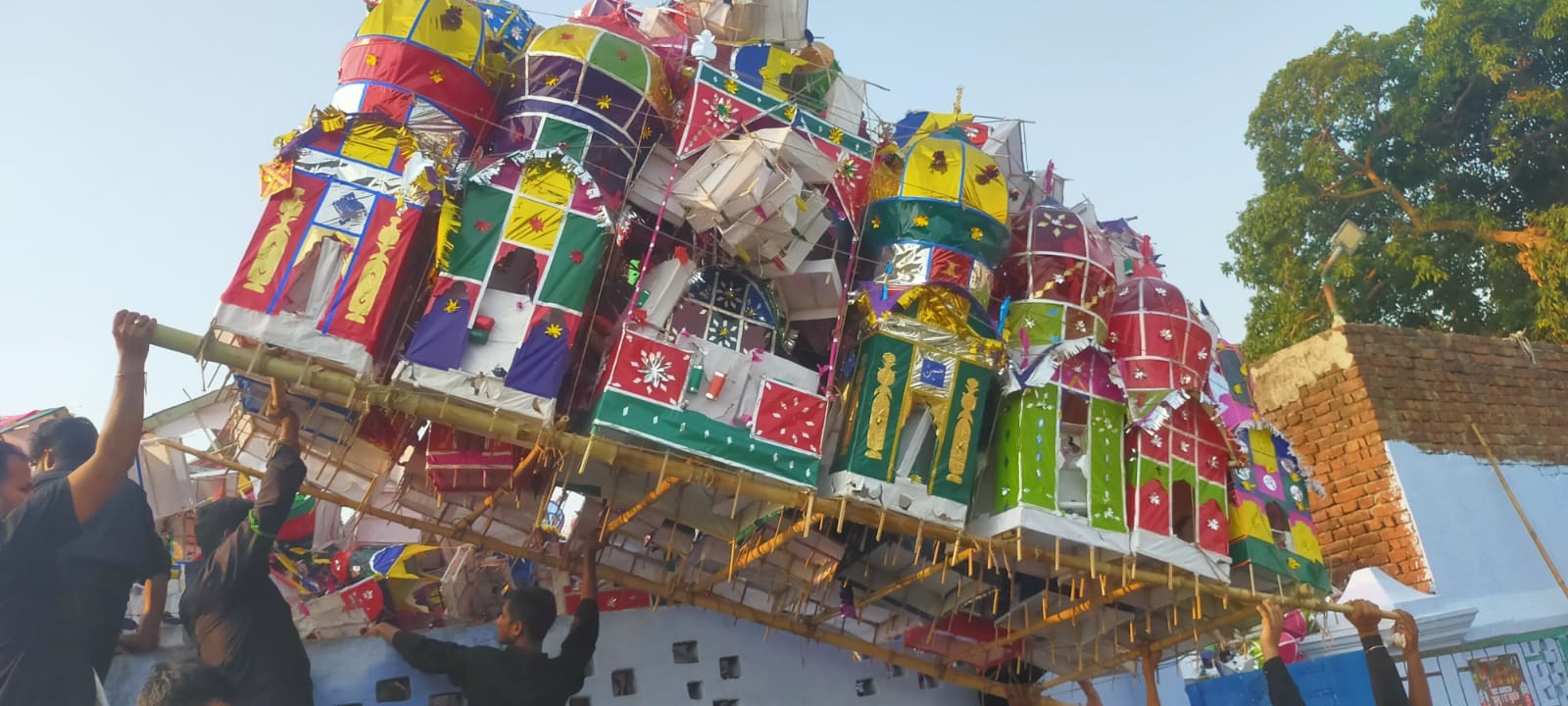 मछलीशहर में गमी जुलूस की शक्ल में ताजिये को लेकर दफन करने जाते जायरीन। नागरिक