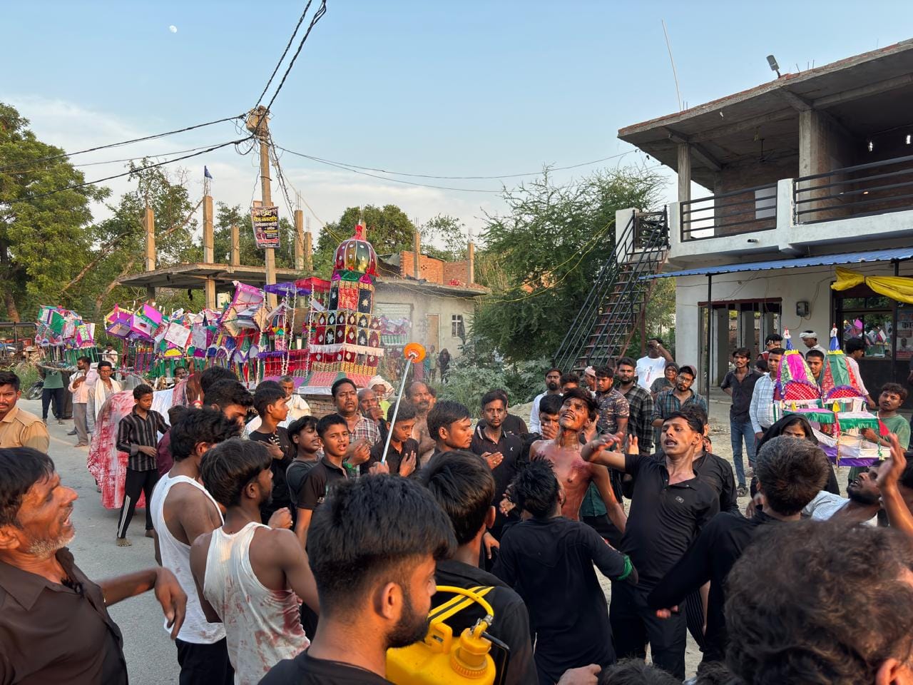 मुफ्तीगंज, मातम करती मुस्लिम महिलाएं। स्रोत-संवाद मुफ्तीगंज, मातम करती मुस्लिम महिलाएं। स्रोत-संवाद