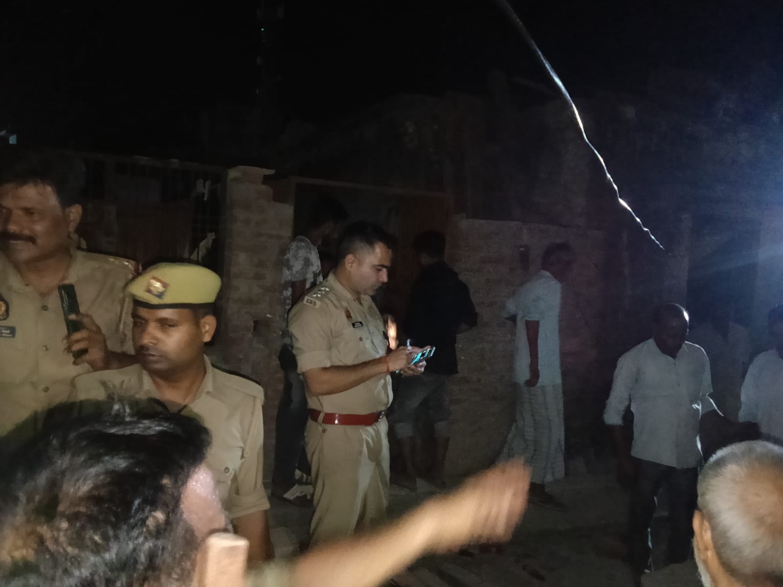 मौके पर लोगों से बात करती पुलिस व अस्पताल लाए गए घायल। मौके पर लोगों से बात करती पुलिस व अस्पताल लाए गए घायल।